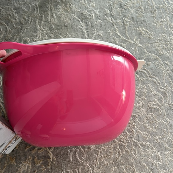 Tupperware 10L pink bowl with lid - Picture 11 of 11